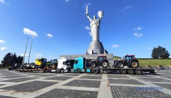 Місто у Фінляндії надало Ізюму три трактори, тягач та генератори.