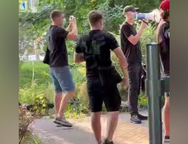 Свинячі голови під дверима: салон, де звільнили противницю “КиївПрайду”, отримує погрози