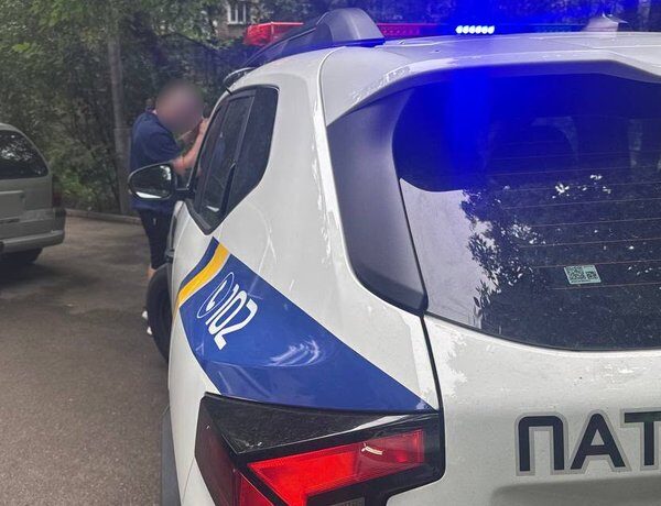 У Києві підліток напав на рідних з ножем і поранив поліцейського (відео)
