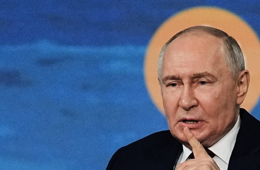 Джерела в Кремлі стверджують про “божественне” походження правління Путіна