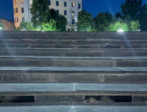 Ремонт сходів на площі в Чернівцях з використанням гранітних надгробків із зображеннями: реакція міської влади