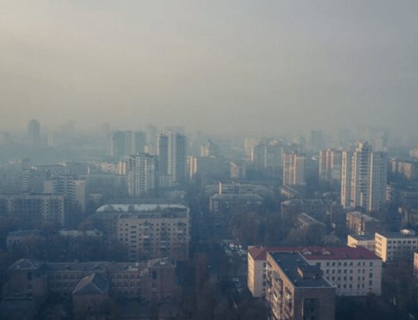 Не відчиняйте вікна: у яких київських районах повітря надзвичайно забруднене