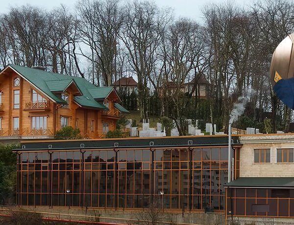 Янукович, екс-президент-утікач, перебуває в Сочі разом зі своєю коханкою Полежай.
