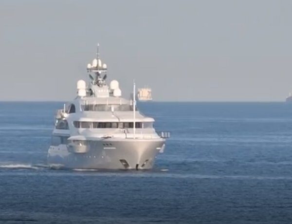 Яхту Путіна перевезли до Північного моря, де есмінець супроводжував судно, щоб убезпечити його від українських дронів.