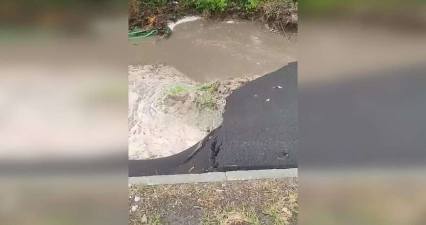 Після сильної зливи меморіальне кладовище для військових на Київщині опинилося під водою (відео)