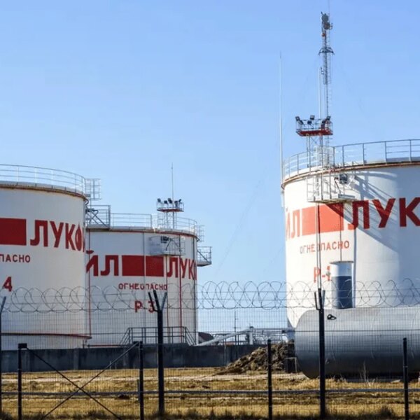 ЗСУ атакували велике підприємство “Лукойл” у Пермі, спричинивши пожежу, що впливає на забезпечення російської армії на фронті.