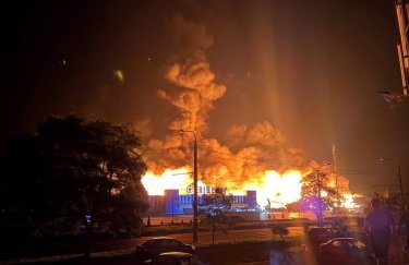 У Сумах російські війська атакували гіпермаркет “Епіцентр”, що призвело до значної пожежі (ВІДЕО)