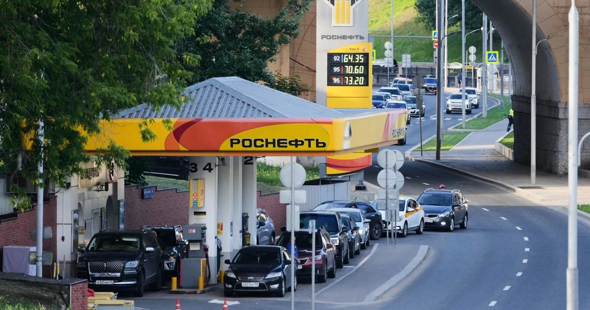 A queue at a gas station in Moscow A queue at a gas station in Moscow
