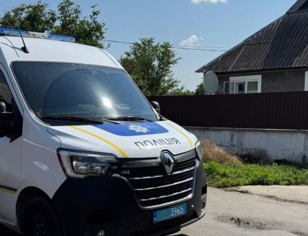 На Дніпропетровщині чоловік стріляв у правоохоронців, а потім скоїв самогубство.