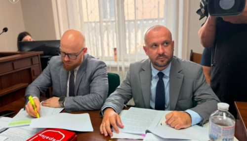 Суд вирішує, який запобіжний захід обрати для організатора виставки на Київщині, що постраждала від російського ракетного удару.