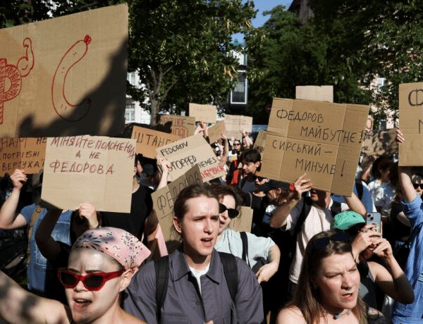 «Сором»: на мітингу проти відсторонення Федорова, співробітники ВСП намагалися затримати військового (відео)