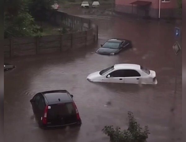 Злива в Одесі: вулиці під водою, пересування автомобілів ускладнене (відео)