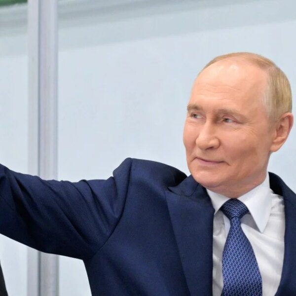 Російська еліта відвертається від Путіна, переміщуючи свої статки за кордон, навіть ті, хто був йому близьким.