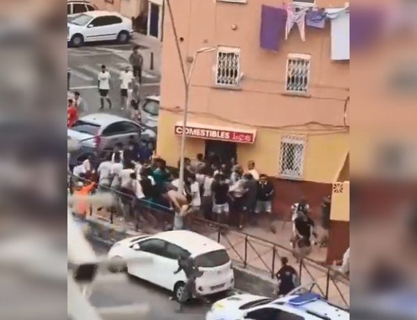 Нелегальні мігранти у Сеуті: сутички почалися — відео