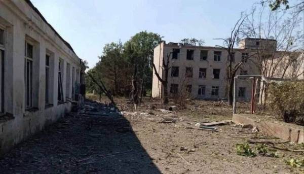 Російські війська завдали ударів авіабомбами по населеному пункту неподалік Херсона, спричинивши руйнування об’єктів соціальної інфраструктури.