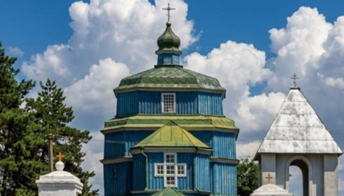 На Херсонщині через удар російських безпілотників вогонь охопив старовинну дерев’яну церкву, збудовану у XVIII столітті.