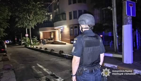 Залишки ворожого безпілотника, що влучив у квартиру житлового будинку, виявлені в Одесі.