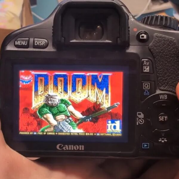 Розробник запустив культову гру Doom на фотокамері Canon EOS 550D
