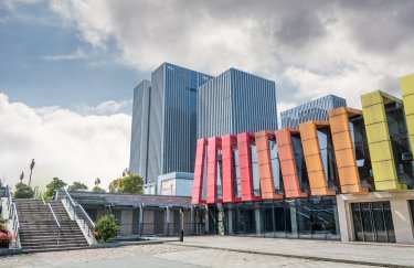 Більш ніж 950 тисяч квадратних метрів складських приміщень знищено через агресію РФ, що може призвести до зростання орендної плати через нестачу простору.