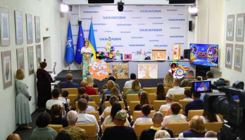 В столиці презентовано мистецький проєкт «Коло незламних» для людей з інвалідністю.