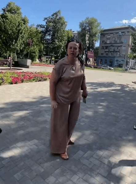 Заголовок: Конфлікт у Києві: Мати з’ясовує стосунки з дітьми через мову
