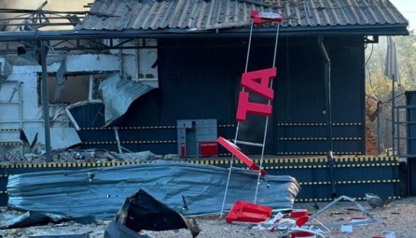 Російські сили завдали удару по вантажному терміналу “Нової пошти” в місті Прилуки.