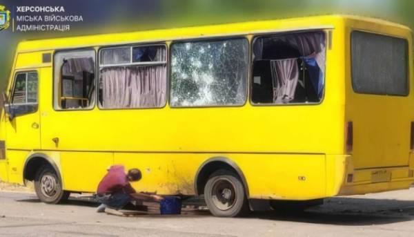 Російські війська атакували маршрутний автобус у Херсоні за допомогою безпілотника, внаслідок чого постраждали п’ятеро людей.