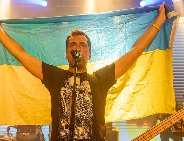 «Тривога, приїхали»: вокаліст гурту «Ногу свело» поділився досвідом переживання ракетної атаки на Київ