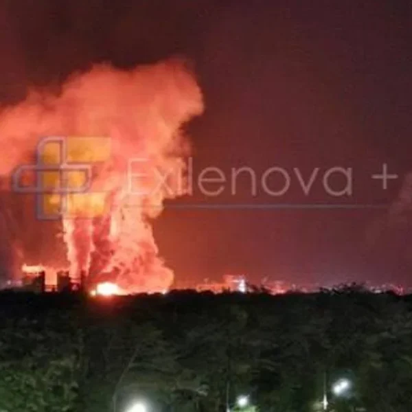 Напад на Новоросійськ триває вже кілька годин: центр міста охоплений димом, надходять повідомлення про влучання (фото, відео)