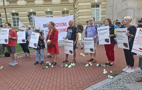 Агресивні напади на українців у Польщі: активісти вручили урядовцям прохання, зібране з 11 тисячами підписів