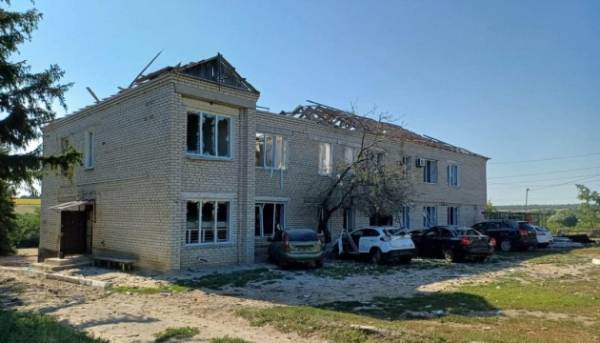 Загарбники завдали удару по адміністративній будівлі на Харківщині, четверо людей зазнали поранень.