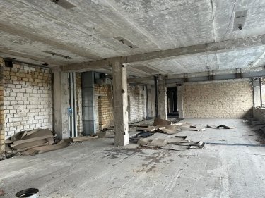 Велика нежитлова споруда у Києві виставлена на продаж, пропонуючи значний…