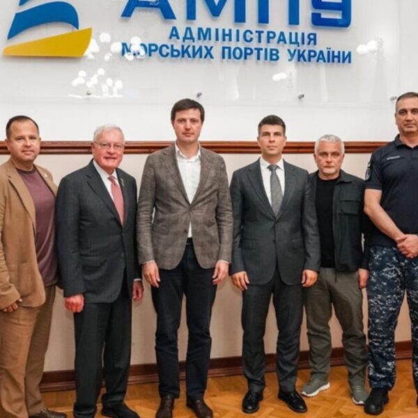 Кіт Келлог прибув в Україну та відвідав Одеський порт