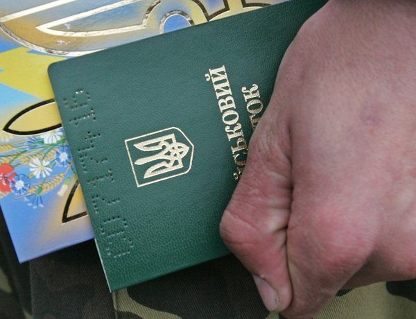 Ухилення від мобілізації: чоловіки за кордоном повинні мати військовий квиток