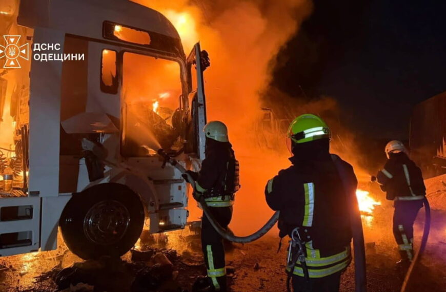 Росія здійснила масований напад на Одеську область: знищено зерновози, одна людина загинула.