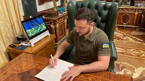 раїни та чому проблема – не лише у ньому Перефразування: 250 мільйонів євро на кону. Що заважає президенту надавати Україні фінансування, і в чому причина складнощів, що виходять за межі його відповідальності.