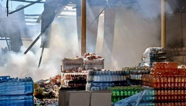 Росіяни завдали удару по складах логістичних компаній та магазину в Павлограді, внаслідок чого є загибла людина та потерпілі.