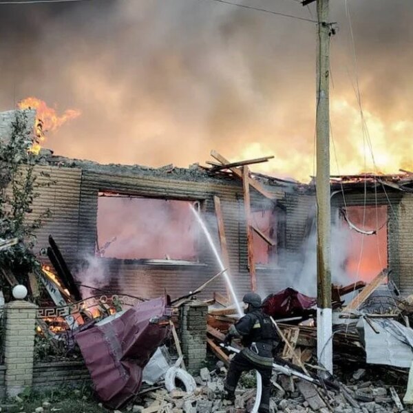 Російська Федерація внаслідок подвійного удару знищила 9-річну дитину та її матір у їхній оселі, решта рідні зазнали поранень.