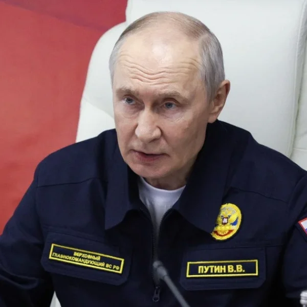 Путін одягнув військовий одяг і попередив про удари, “там, де йому заманеться”: подробиці
