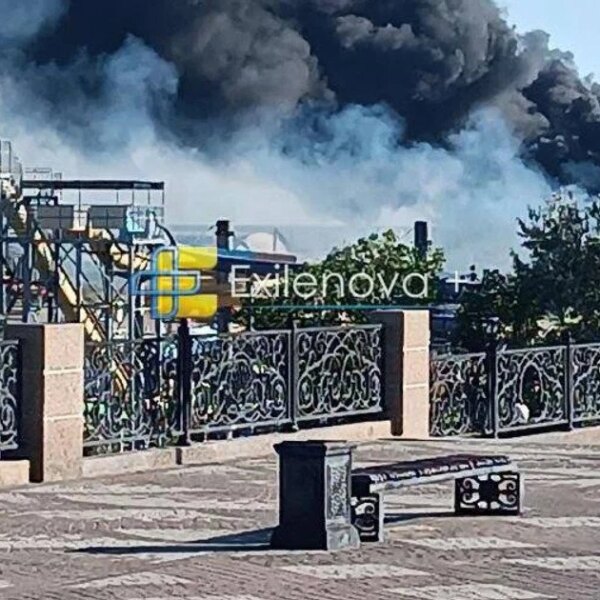 Чорна димова завіса піднялася над російським містом Єйськ після дронової атаки: що відомо (фото)