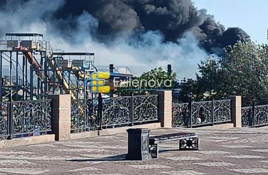 Чорна димова завіса піднялася над російським містом Єйськ після дронової атаки: що…