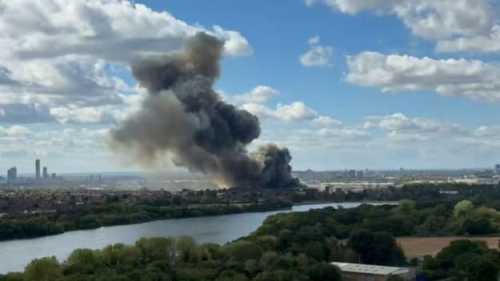 Масштабна пожежа в Лондоні викликала перебої в метрополітені та залізничному сполученні.