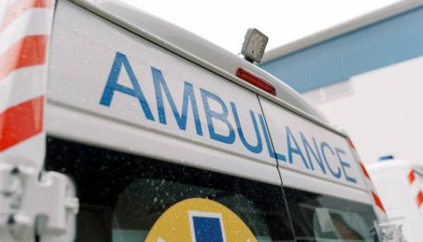 Ворог здійснив атаку дроном на лікарню в Херсоні, внаслідок чого чотири медпрацівниці отримали поранення.