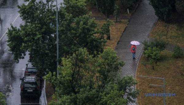 У неділю в Україні місцями пройде невеликий дощ, температура повітря сягне +33 градусів.