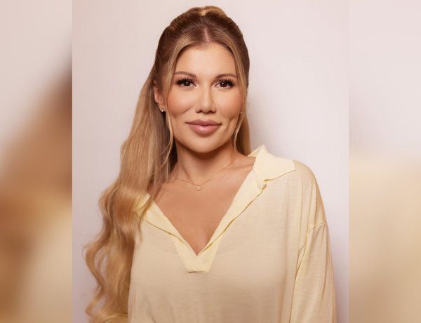 Альона Омаргалієва поцілувала сина в губи та зазнала критики.