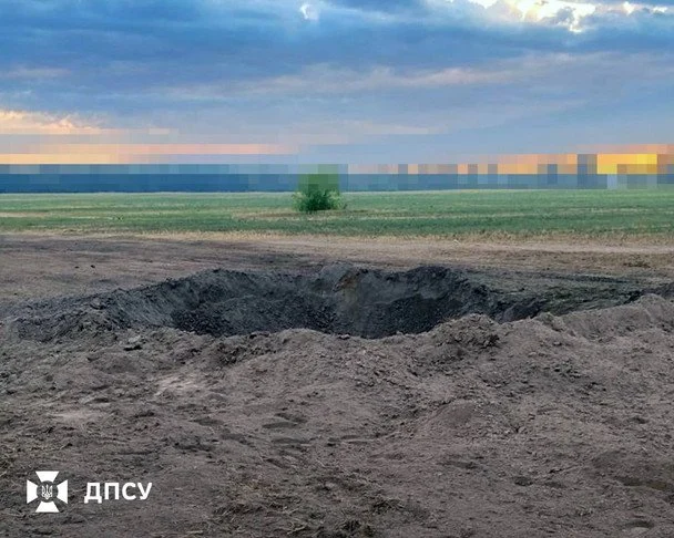 Вирва на місці падіння крилатої ракети / © Державна прикордонна служба України