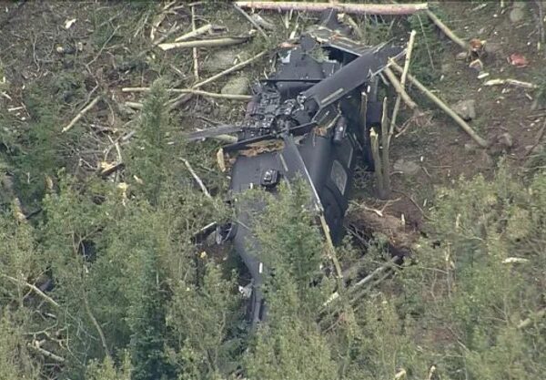 Американський військовий вертоліт Black Hawk зазнав аварії через “авіаційну пригоду” (фото).