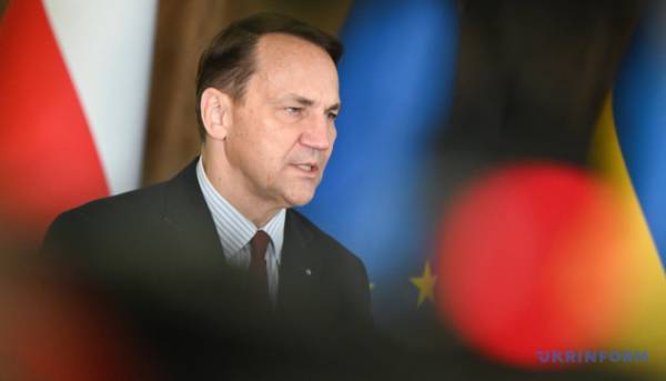 Кремль вдається до дезінформації, аби посварити українців з поляками – Сікорський