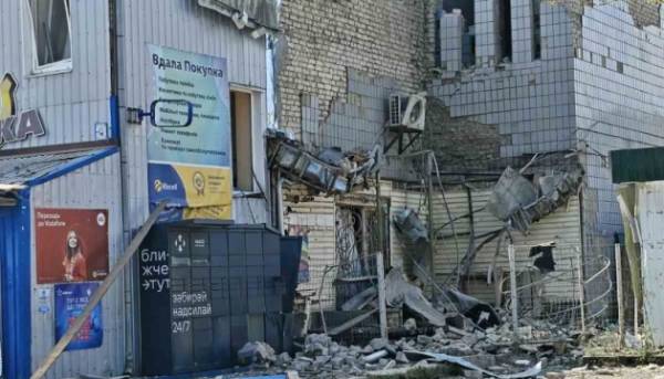 Російські війська завдали удару безпілотниками неподалік ринку в селищі Шевченкове на Харківщині, внаслідок чого двоє людей отримали поранення.