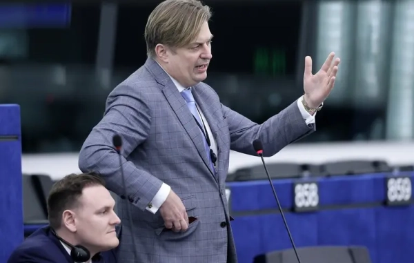 Німецький ультраправий політик під загрозою арешту через ігристе вино